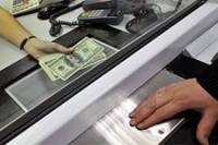 В Тернополе мошенник умудрился сдать в банк 600 фальшивых евро